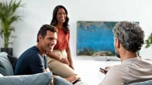 Signia Xperience, arkadaşlarınızla yemek yerken sohbet ortaklarınızı ve restoranın canlı arka plan müziğini net ve mükemmel bir uyum içinde size sunar.Yemek sırasında arkanız dönükken bir garson size yaklaşıp bir talebiniz olup olmadığını sorduğunda da garsonun sesini net bir şekilde duyabilirsiniz. Aynı zamanda, arka plandaki restoran gürültüsü de Xperience cihazınız tarafından baskılanır, böylece, dileğiniz seslere daha iyi odaklanabilirsiniz.